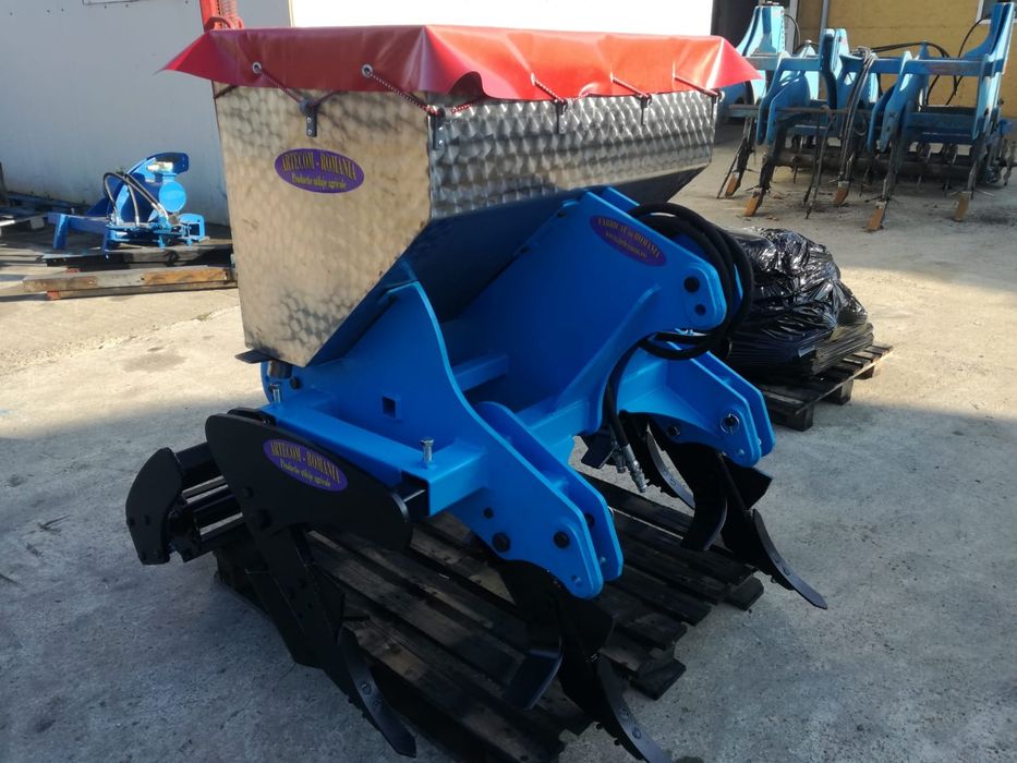 Vând scarificator cu fertilizator