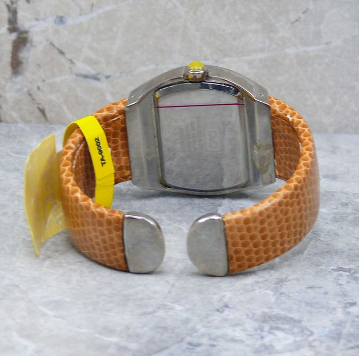 Дамски часовник гривна Q&Q G261-215