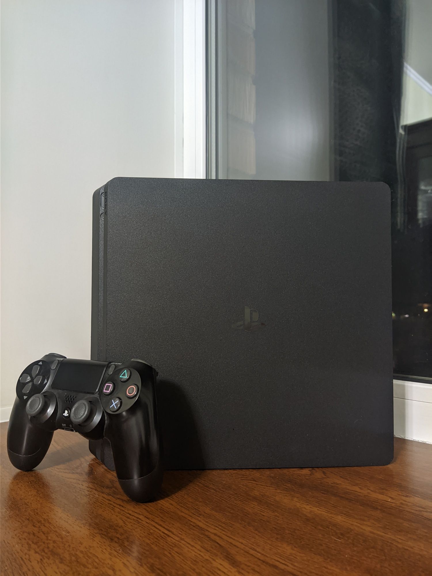 продаётся Ps 4 slim 1tb