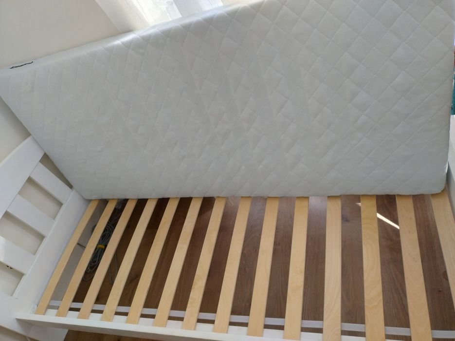 Детско дървено легло 160/70 с матрак и подматрачна рамка Ikea.