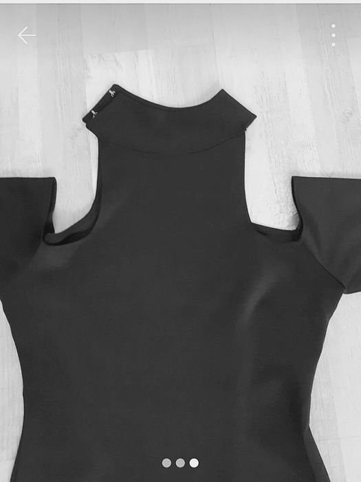 Rochie neagra cu umeri goi