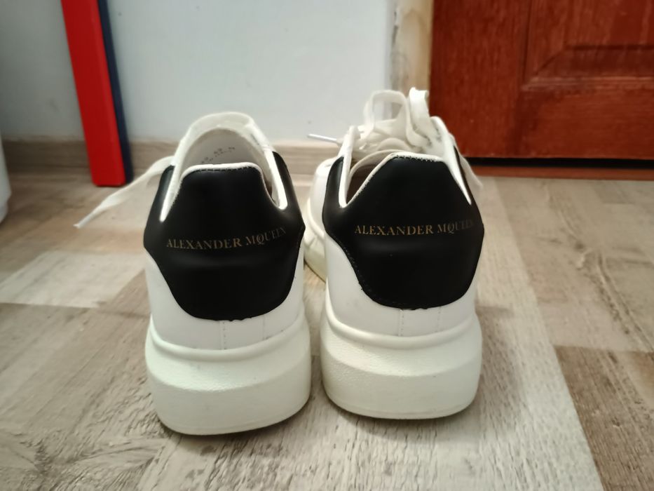 Adidasi albi Alexander McQueen