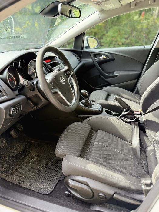 // Opel Astra J Sports Tourer \\