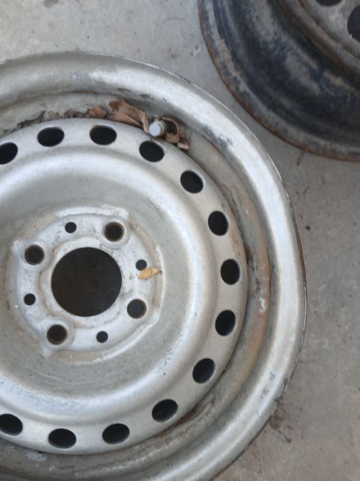 Диски 15 размер 5тесік аудиге с 4 . Диска 13 тік 1 шт бар..