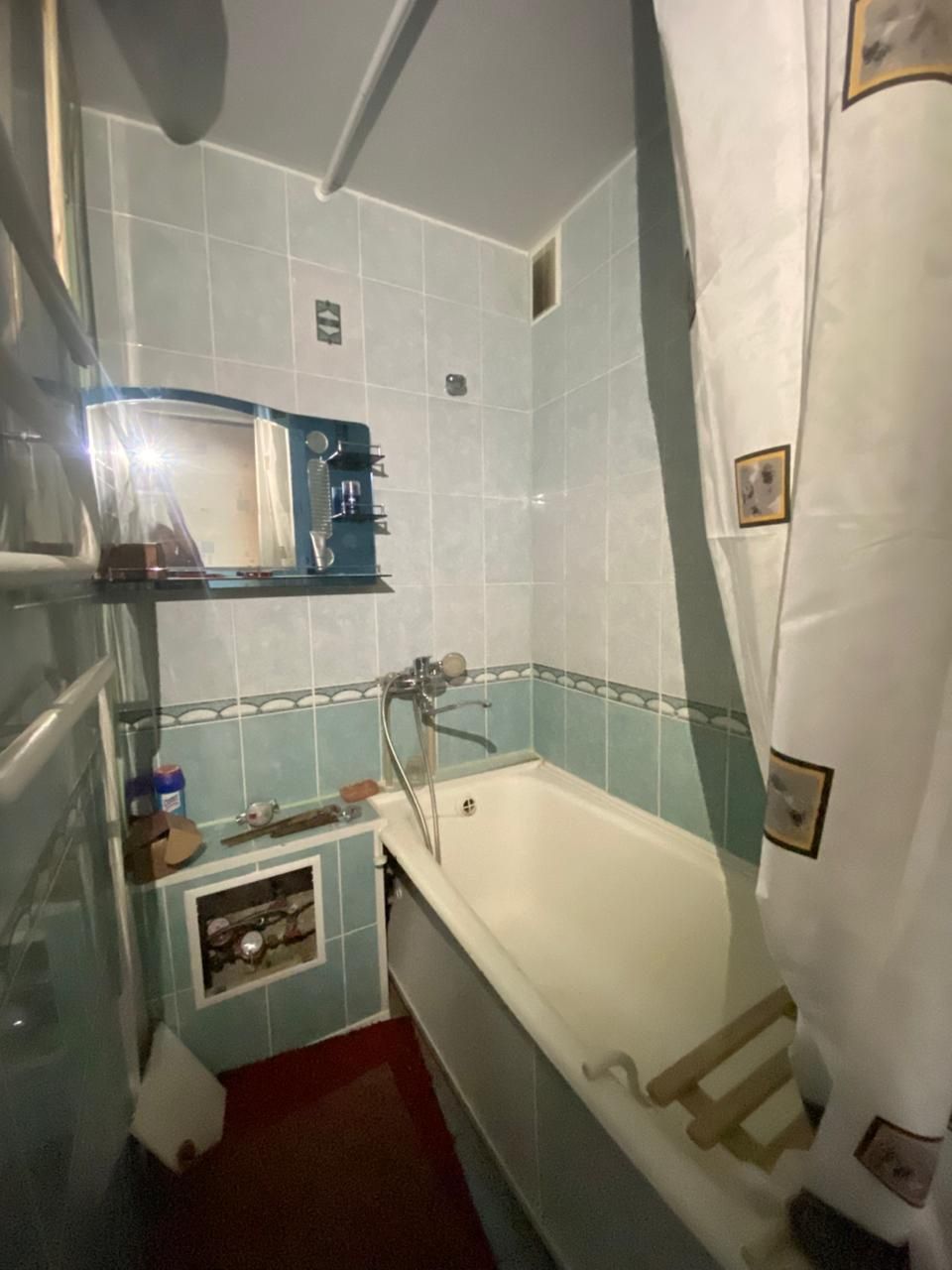 Продам 3 х комн. кварт. 4 мкр, 24 дом , 1 этаж.  Цена ниже рыночной.