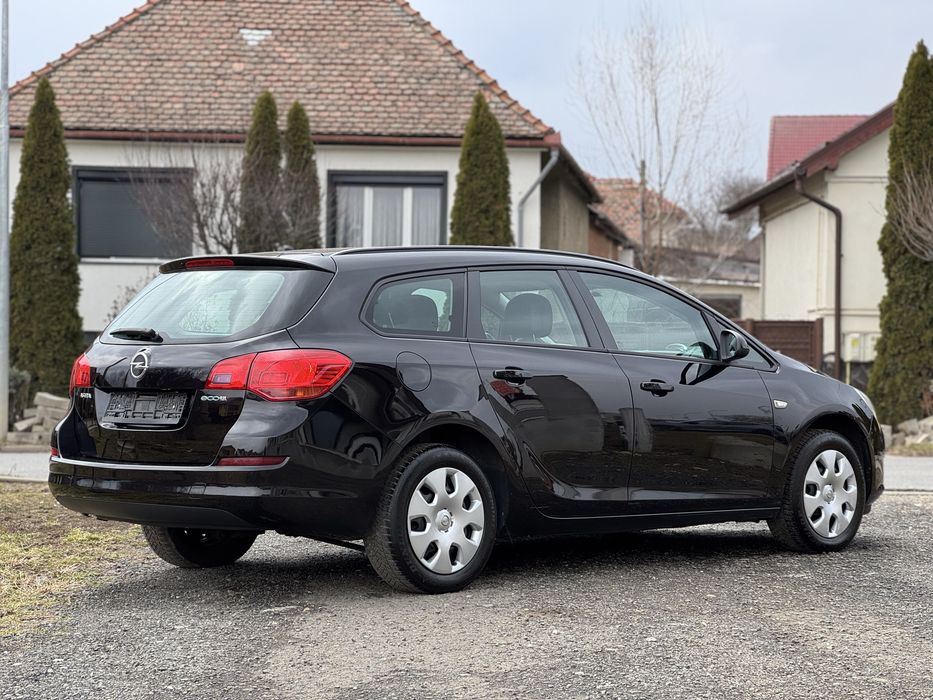 Opel Astra J Sprots Tourer 2011 - benzina 101cp Euro5