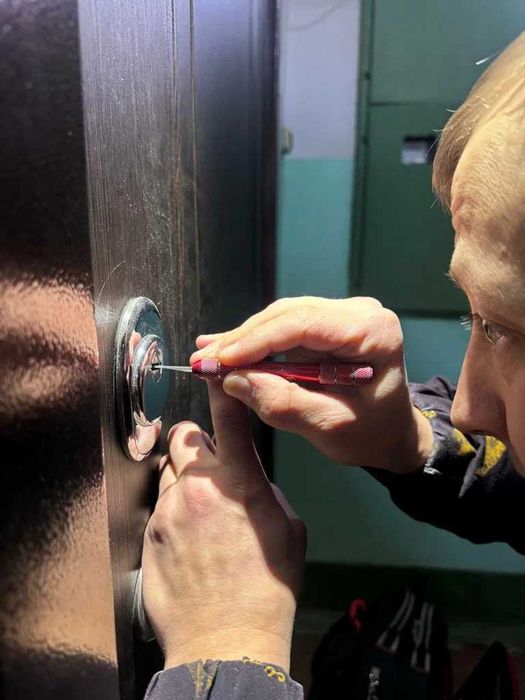 Установка замка \ Вскрытие и замена замков \ Врезка в железные двери