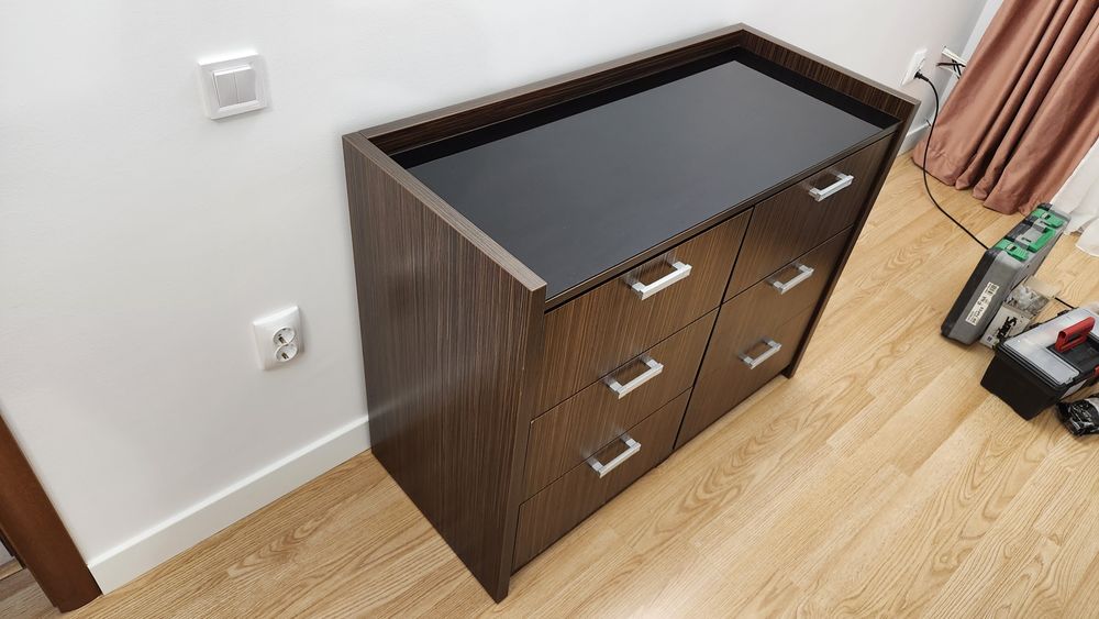 Comoda cu 6 sertare Wenge si geam negru lucios stare foarte buna