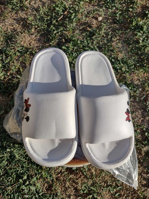 Vand papuci noi albi