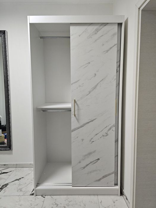 Бял гардероб със мраморен ефект