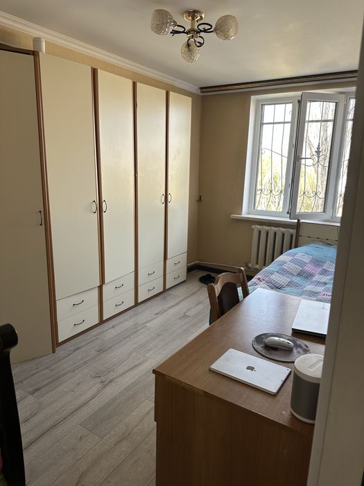 Спальный гарнитур, продам полностью, кровать, шкаф рабочий стол тумба