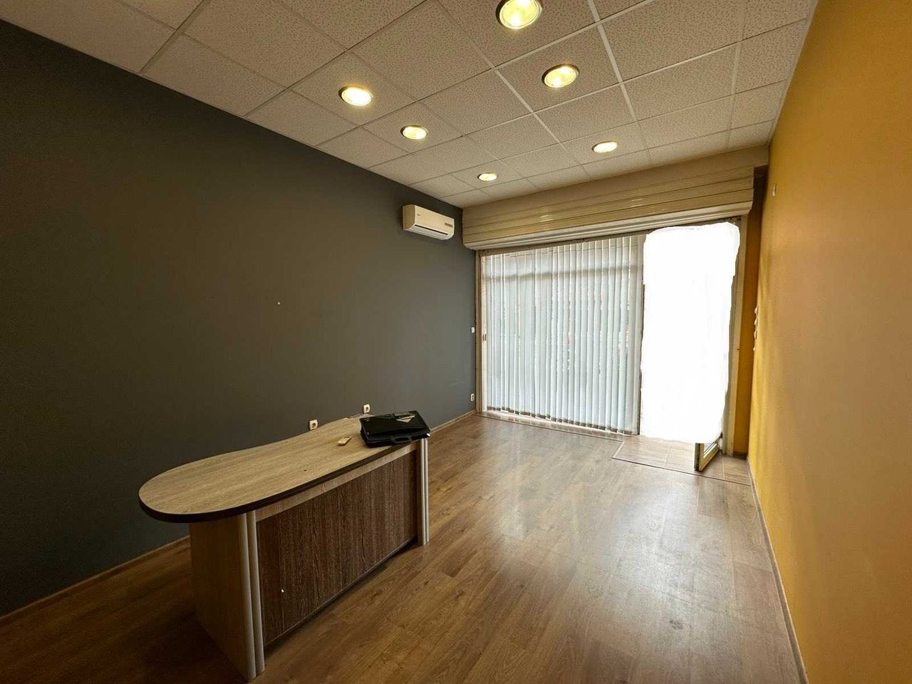 Дава се под наем Магазин в Пловдив, Младежки Хълм - 32 кв.м за 365 € - Снимка #1