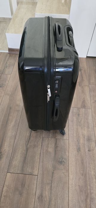 Черен пластмасов куфар