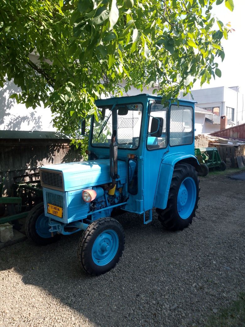 Pentru vânzare tractor plus utilaje
