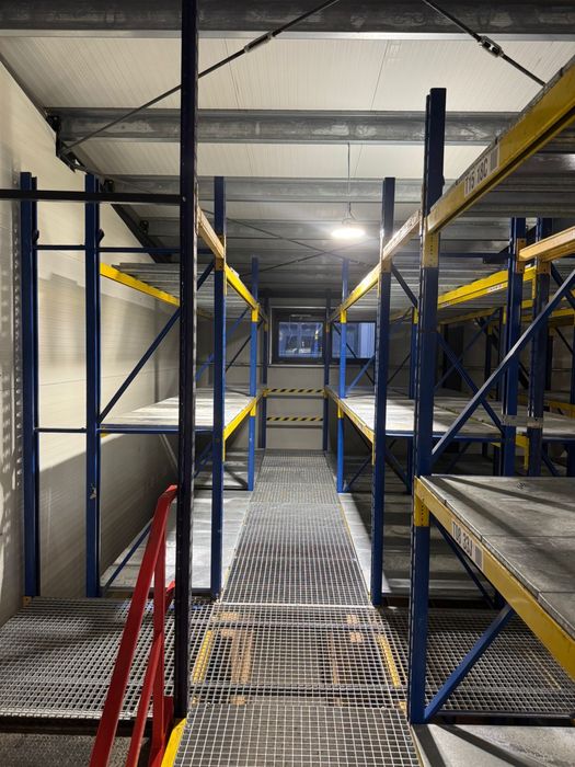 Mezanin construit din rafturi profestionale de tip palet sau packing