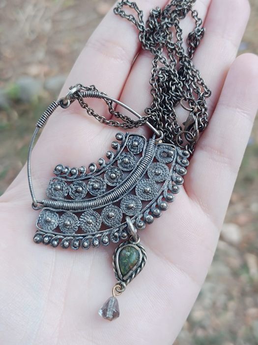 Colier vechi tribal/etnic argintiu oxidat cu pandantiv filigranat