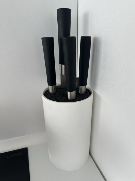 Чаши, чинии, ножове, всичко за 50 лв