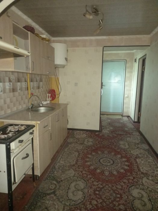 Сдаётся 1 ком кв в чирчике 2 этаж около гурпарка рядом 3 школы