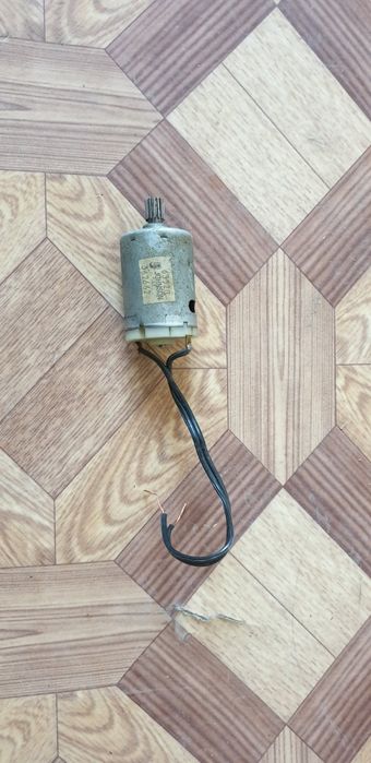 Моторчик на 12 вольт.