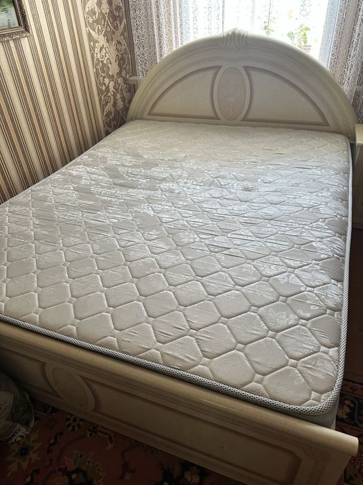 Кровать двухспальная160*200 с ортопедическим матрасом , без насекомых.