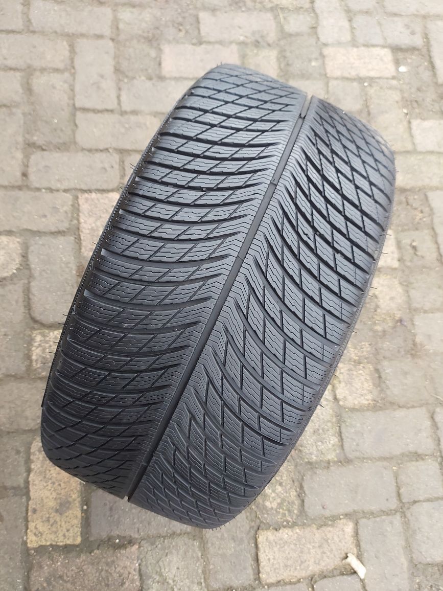 O bucată 295/35 R21 M+S iarnă - una Bridgestone Michelin Pirelli