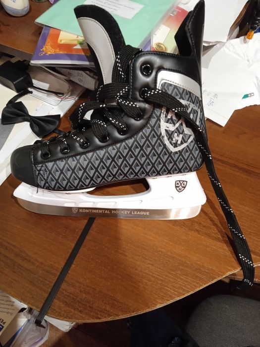 Коньки хоккейные.