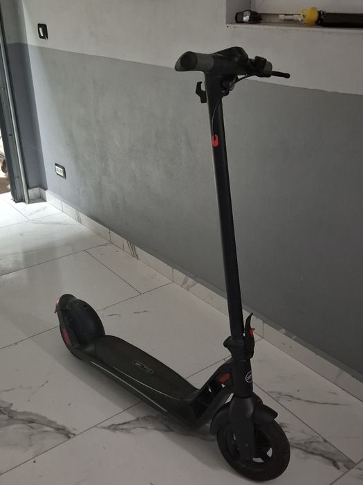 Vând trotineta bugatti myria ca noua