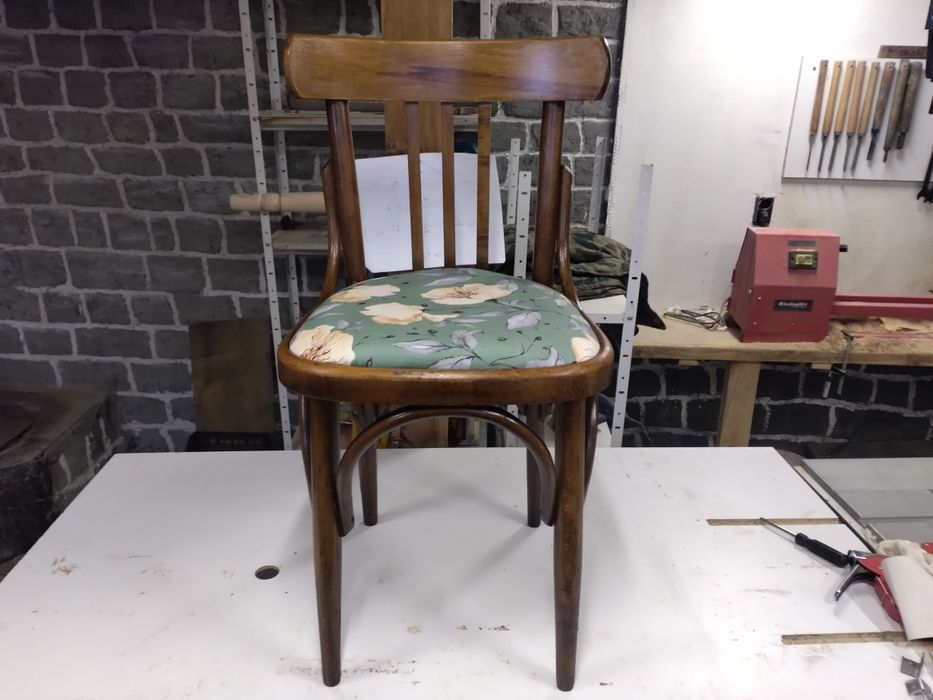 Стол реставриран