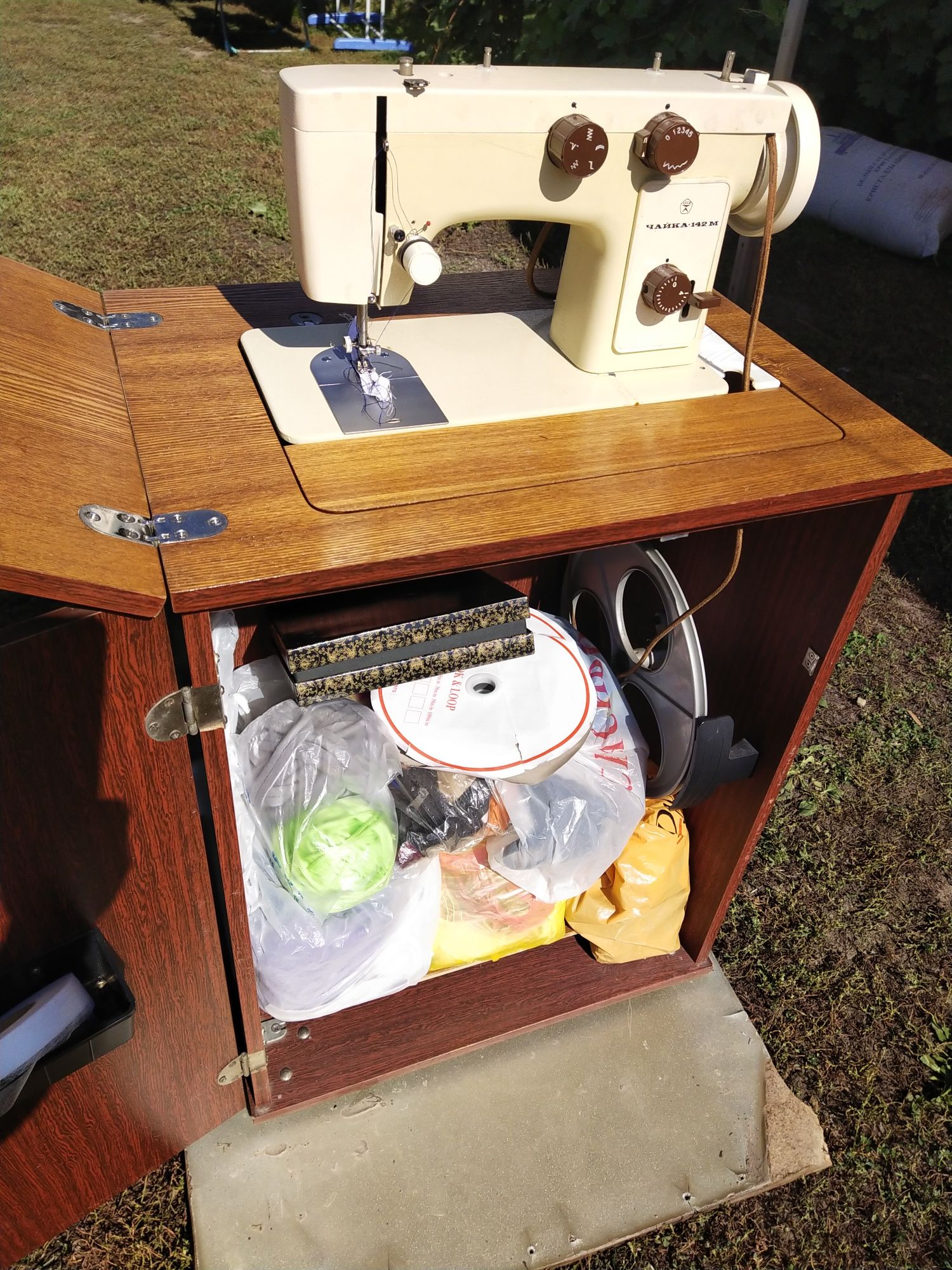 Бытовая швейная машинка