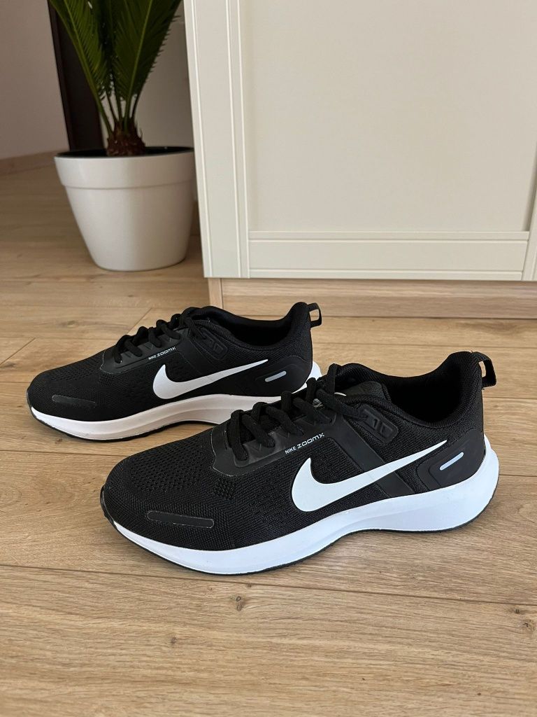 Adidasi Nike noi