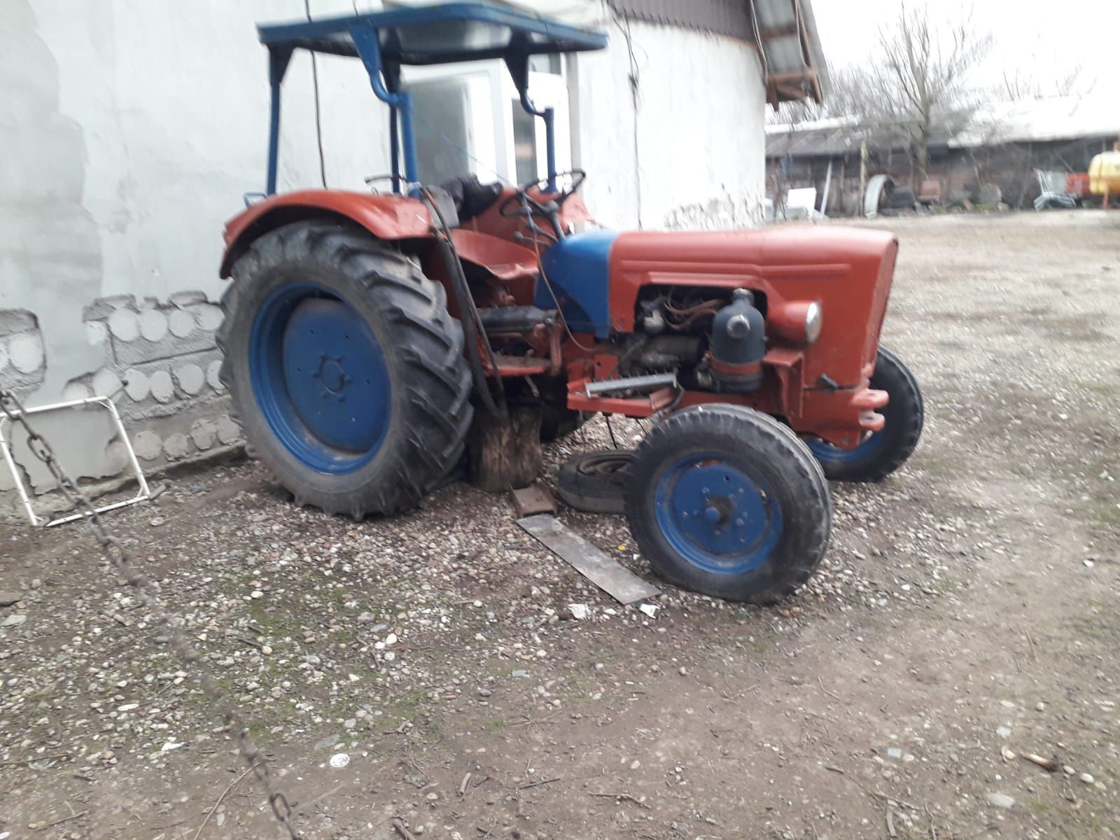 Tractor și escavator