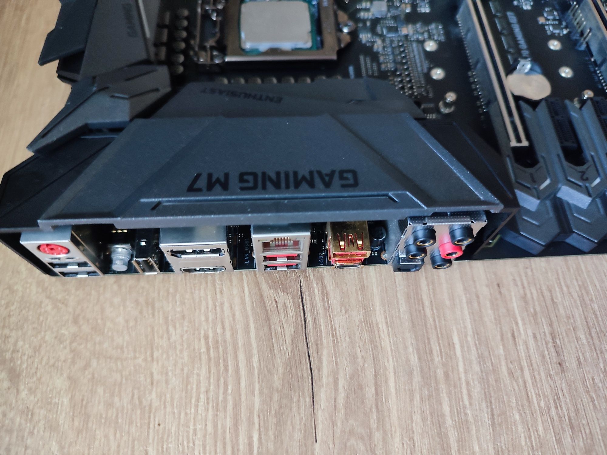 MSI Z270 gaming M7 + i5 7600k.