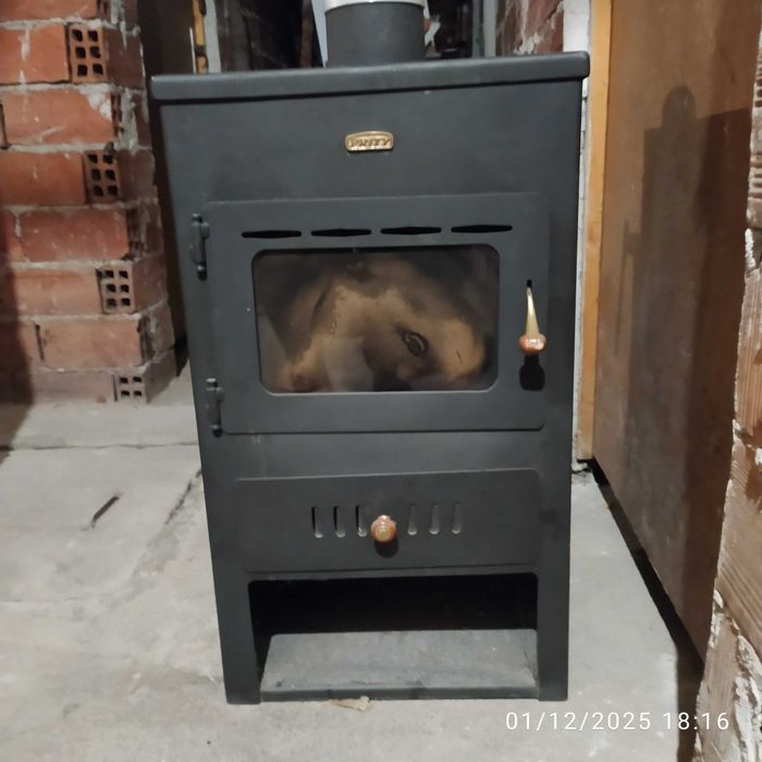 Продавам печка на твърдо гориво тип "камина" с водна риза ПРИТИ.