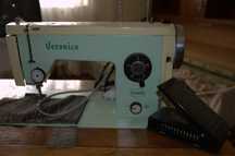 Masina de cusut Veronica cu masa si motor cusut 150W