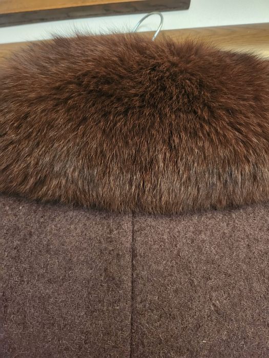 Palton din stofă cu blana la gât