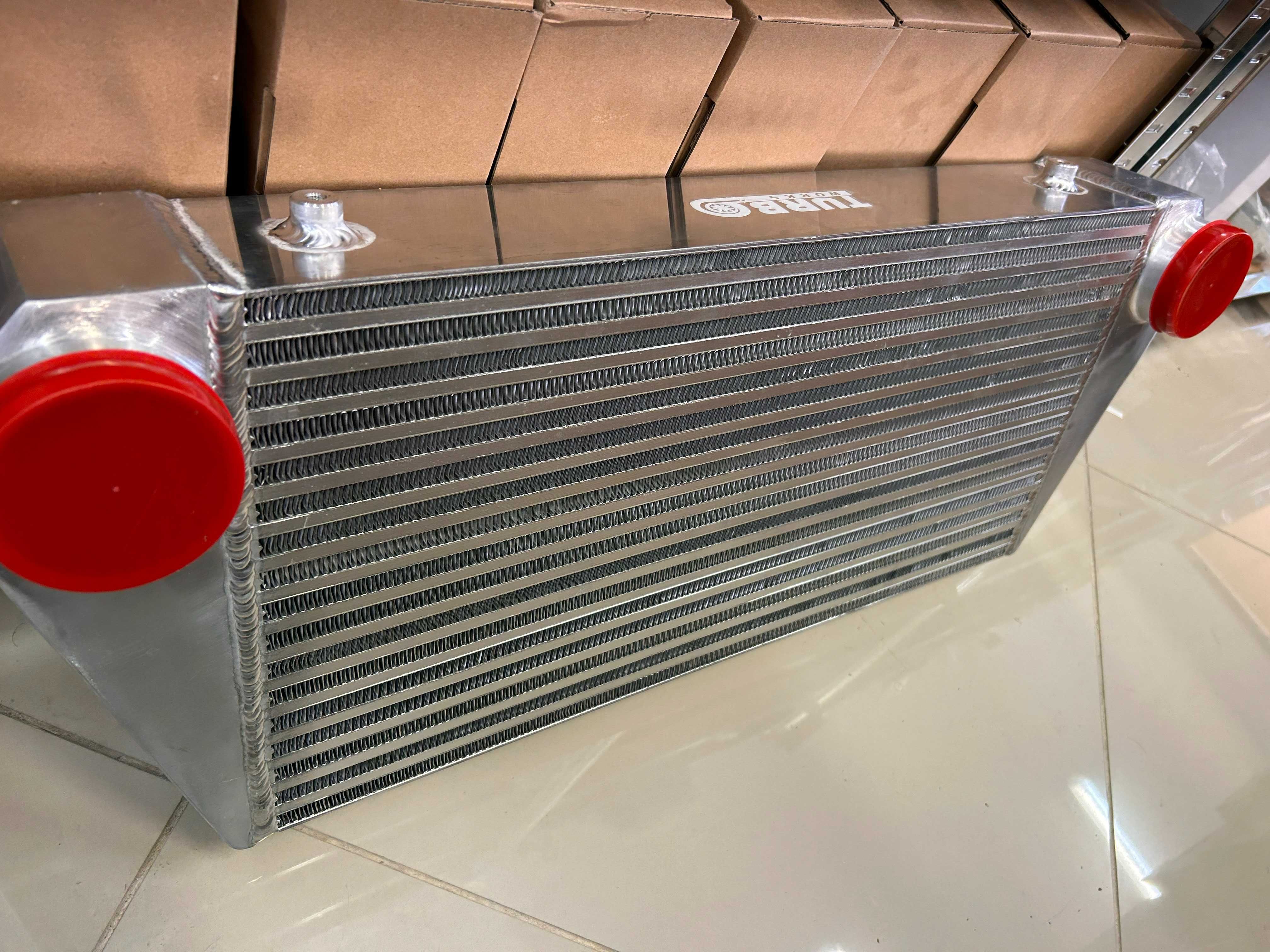 TurboWorks универсален интеркулер Intercooler 600x300x102, обърнат