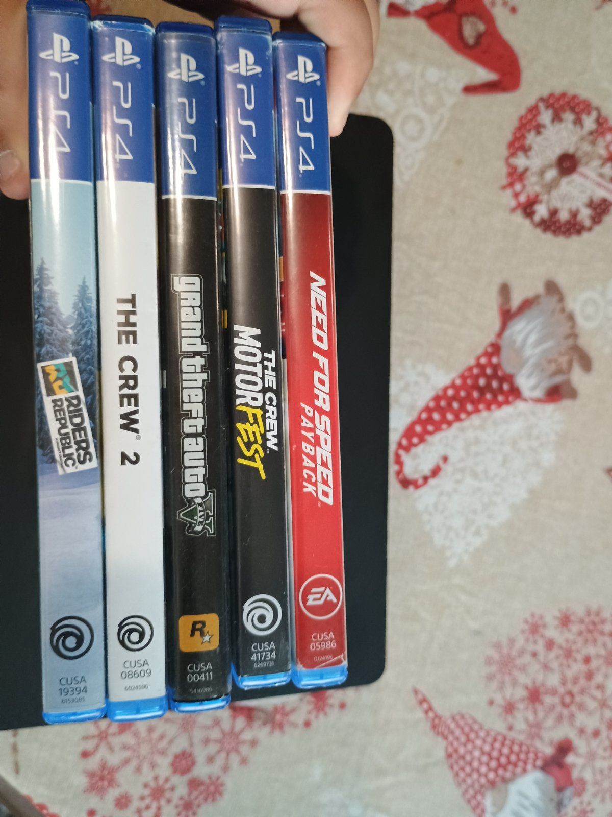 Ps4 slim l 1TB с пет игри и нов джойстик