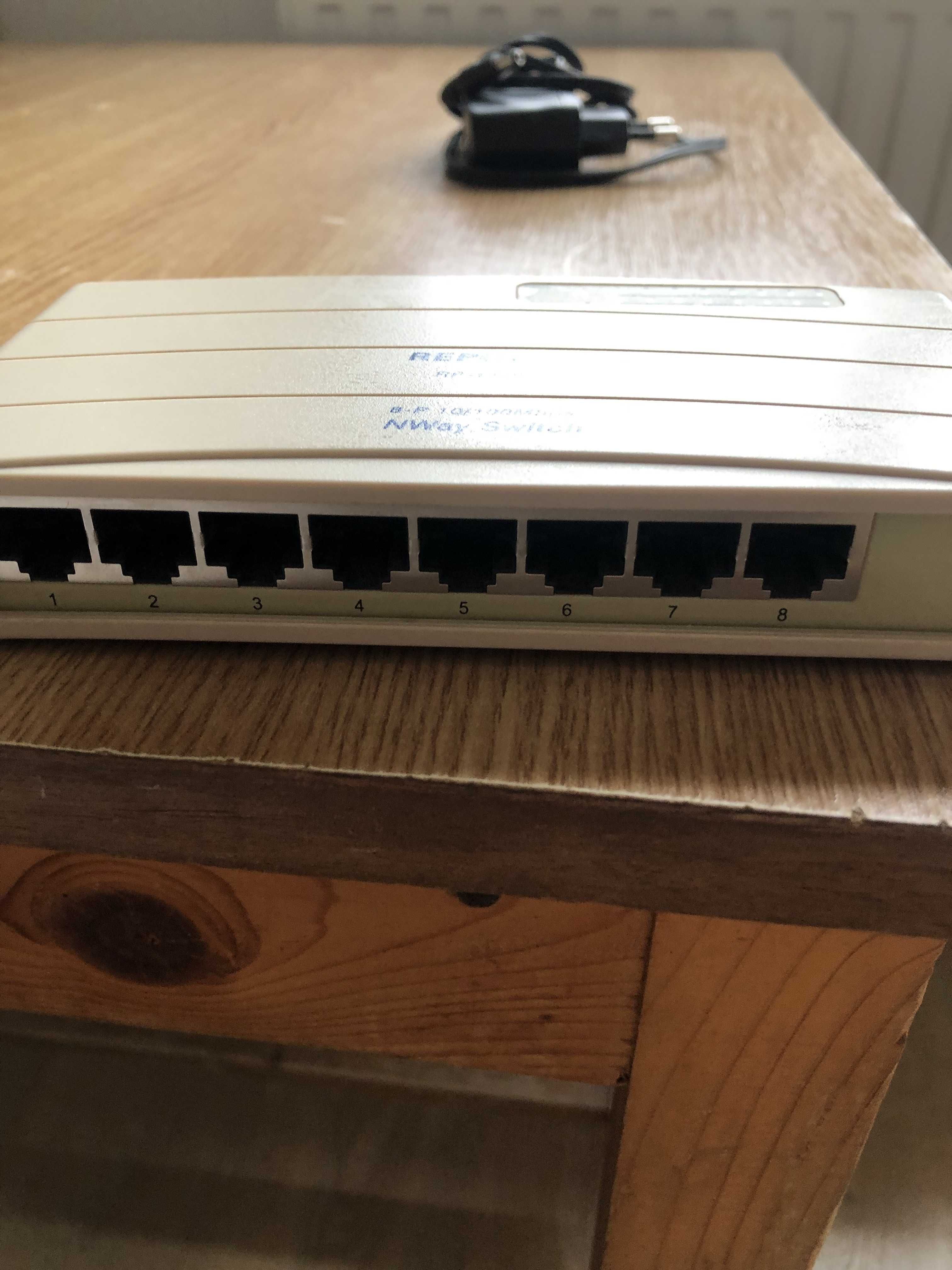 Switch retea 8 porturi UTP (RJ-45); cabluri retea intre 1,5 si 5m