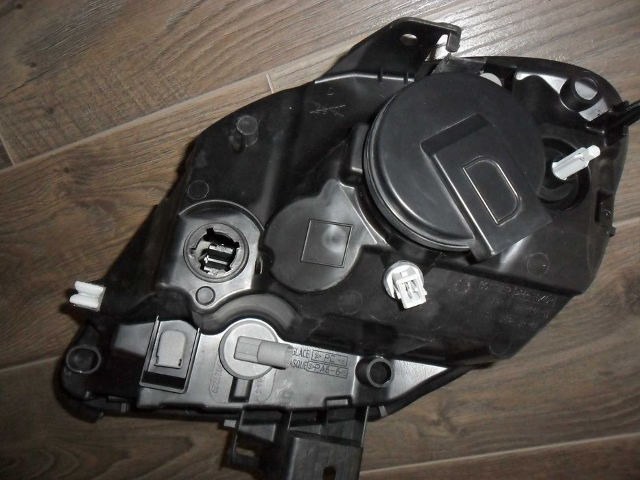 Продавам десен фар за рено канго 2003-2008г.