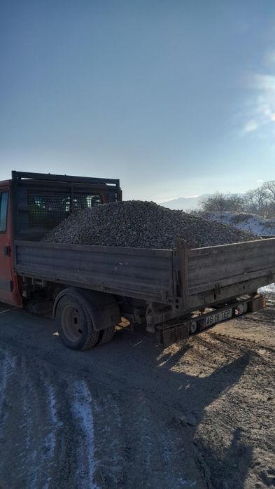 Piatra pământ negru  nisip etc.