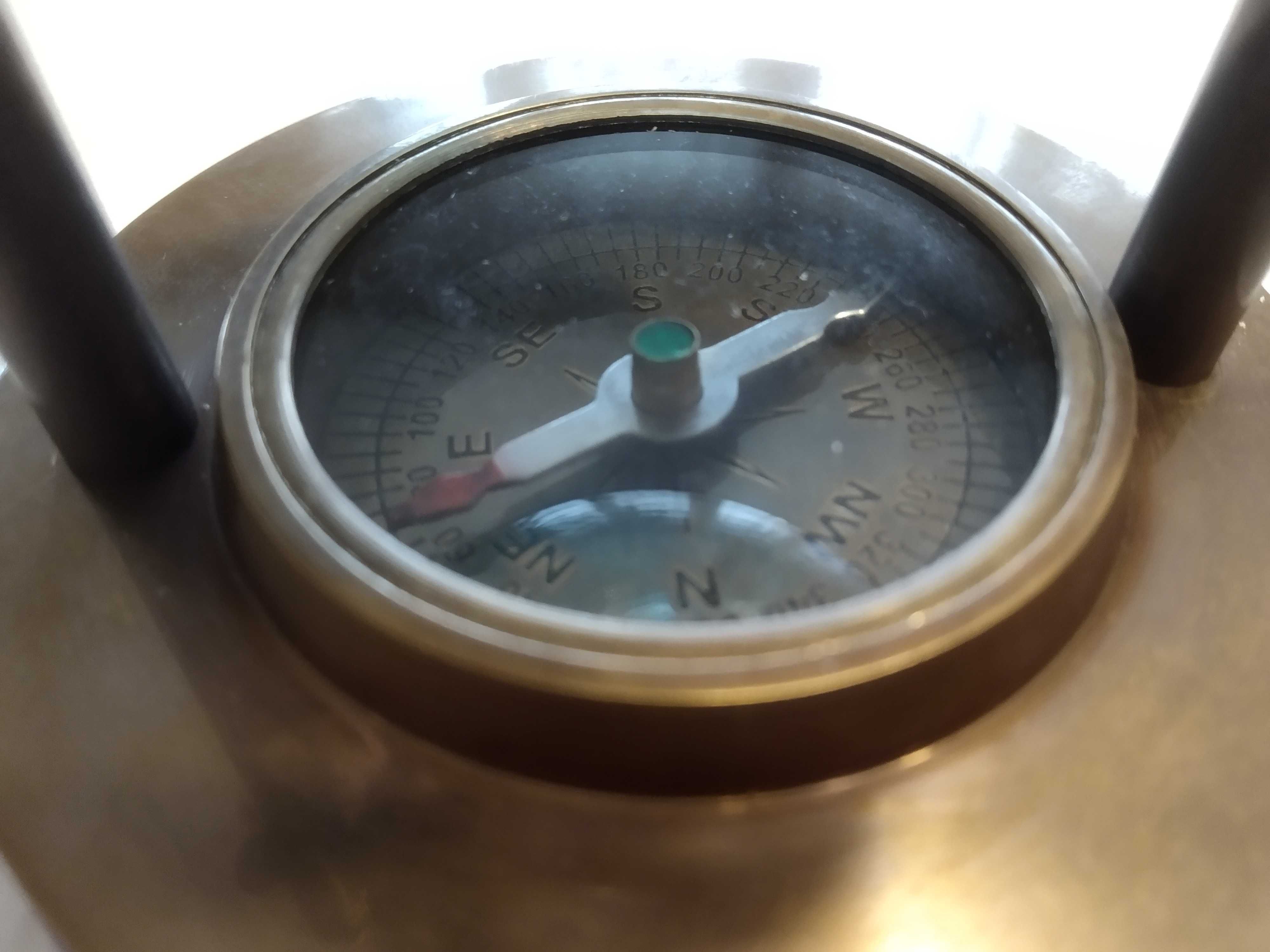 Часовник настолен с компас от бронз