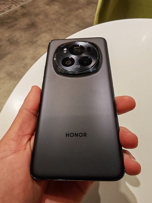 Vând Honor Magic 6 Pro 12GB RAM și 512GB stocare