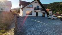 Vând casa noua +căsuța mica mai veche.