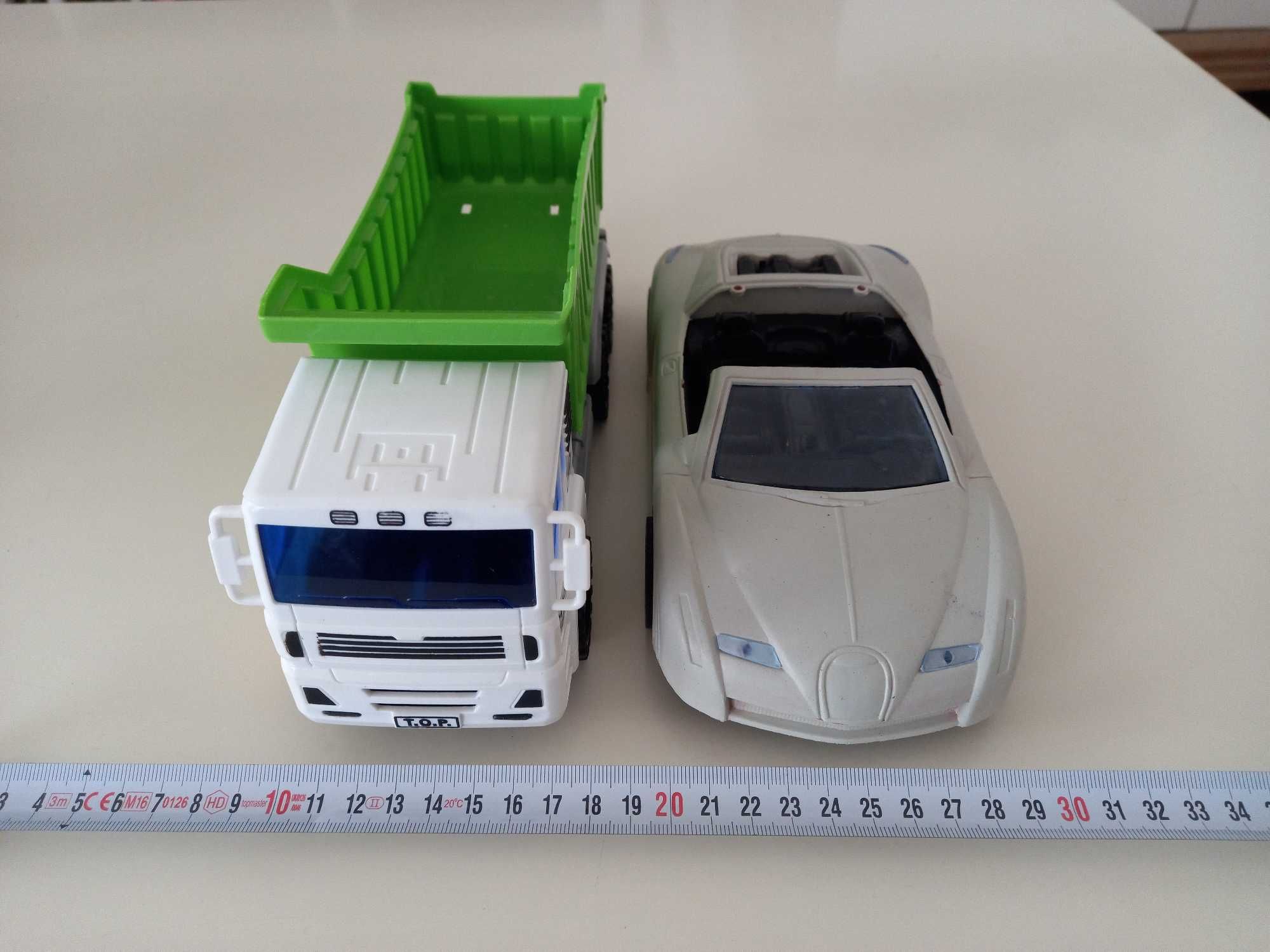 Големи играчки коли и камиони, пластмасови