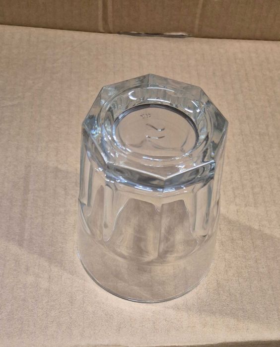 Ниски стъклени чаши за вода или водка