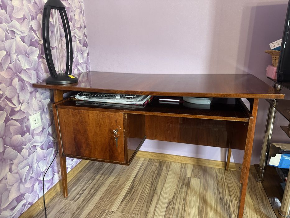 Стол деревянный (лакированнный)