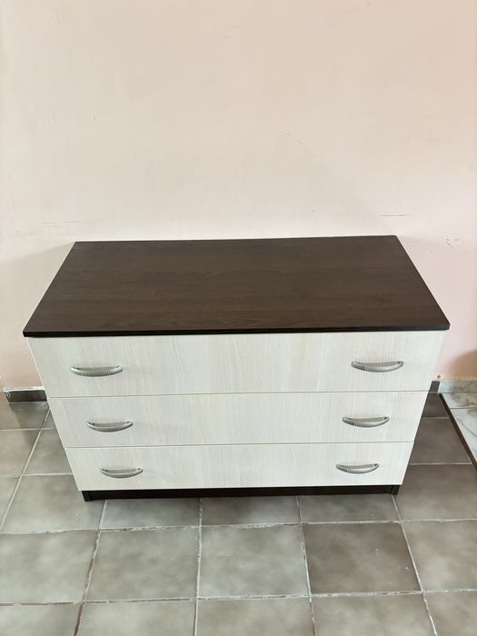 Скрин с три чекмеджета цвят венге