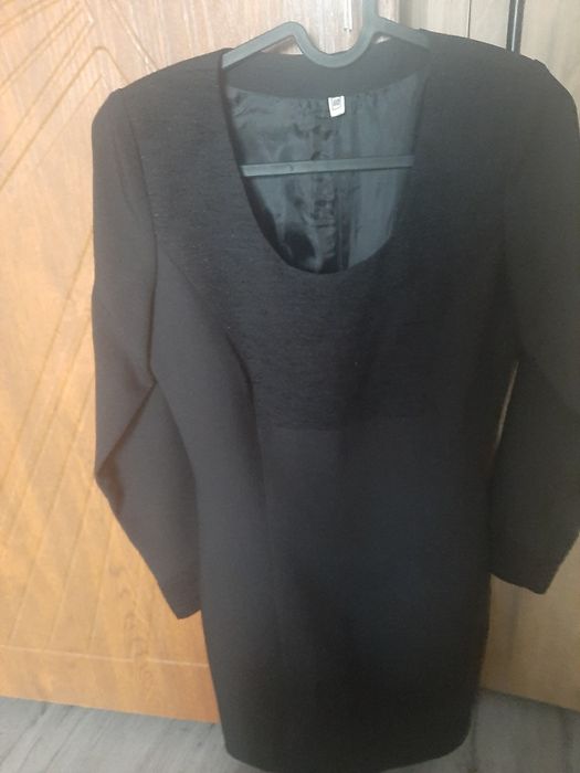 Черна рокля с дълъг ръкав