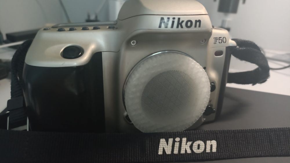 Aparat foto Nikon F50 pe film