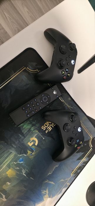 Xbox Series X – 1TB + 2 controllere + telecomandă multimedia